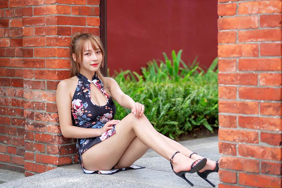 Girls in short dresses in Quanzhou