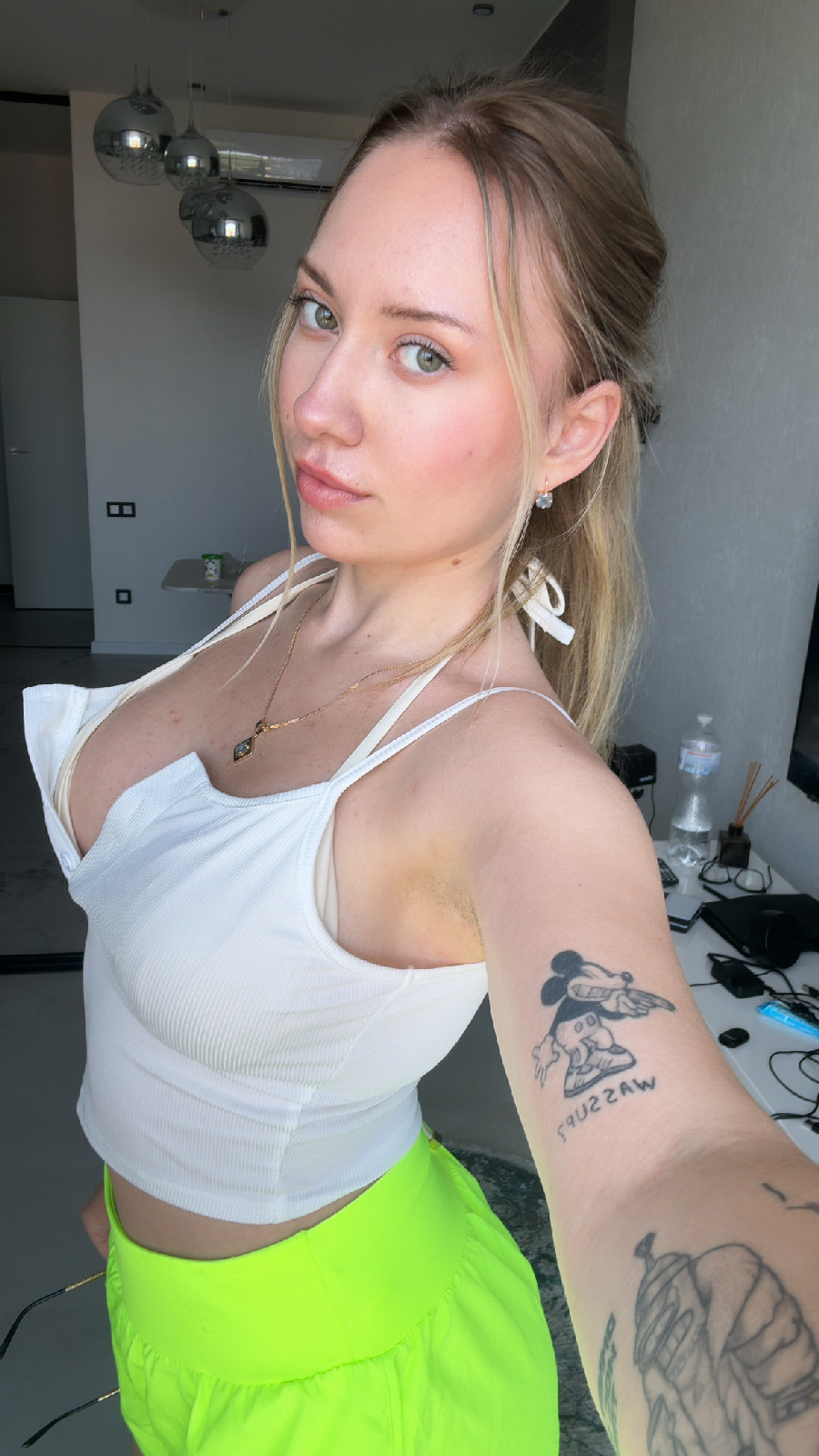 KateV in her underwear in Quanzhou