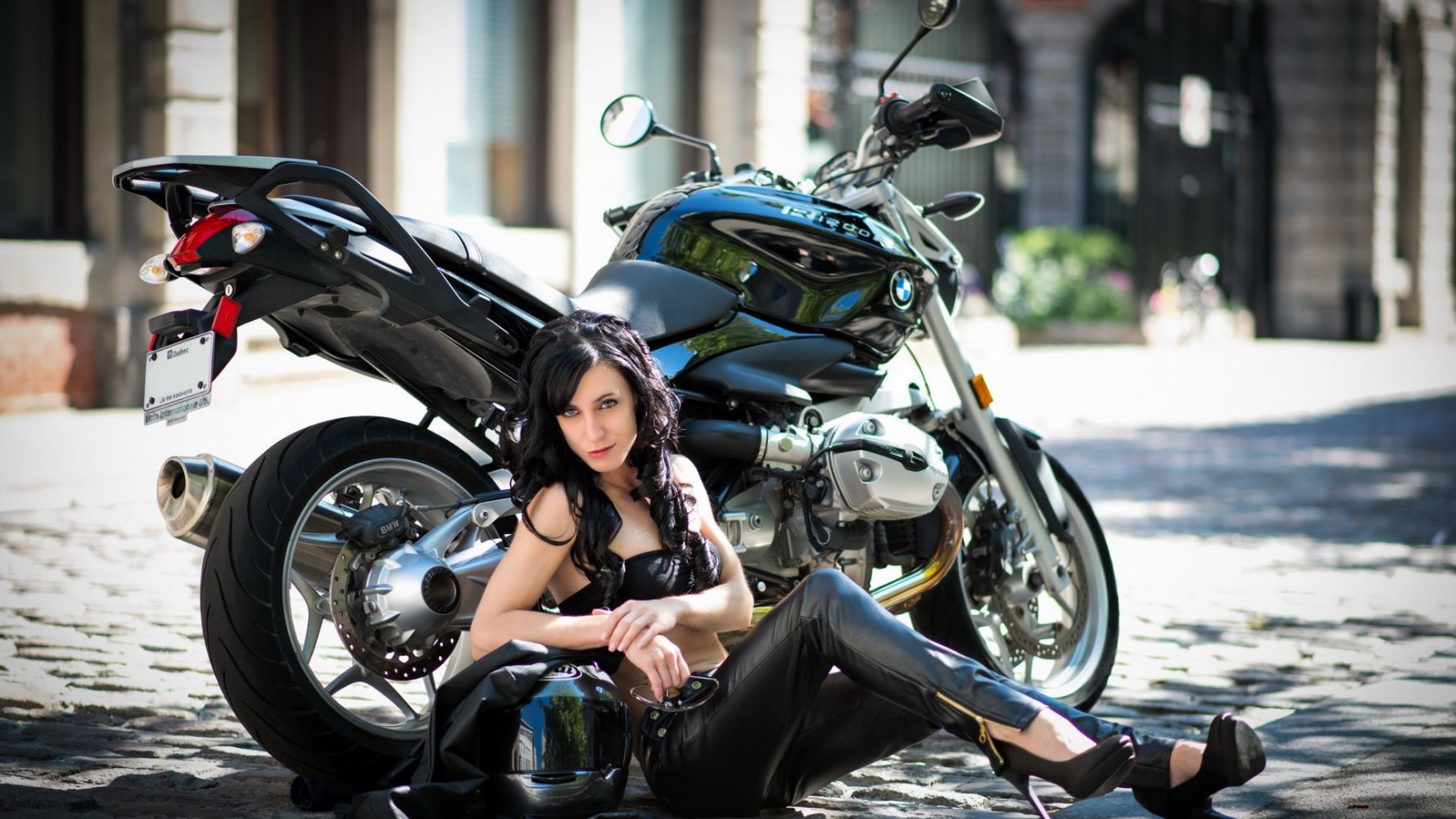 European women on bikes in Quanzhou