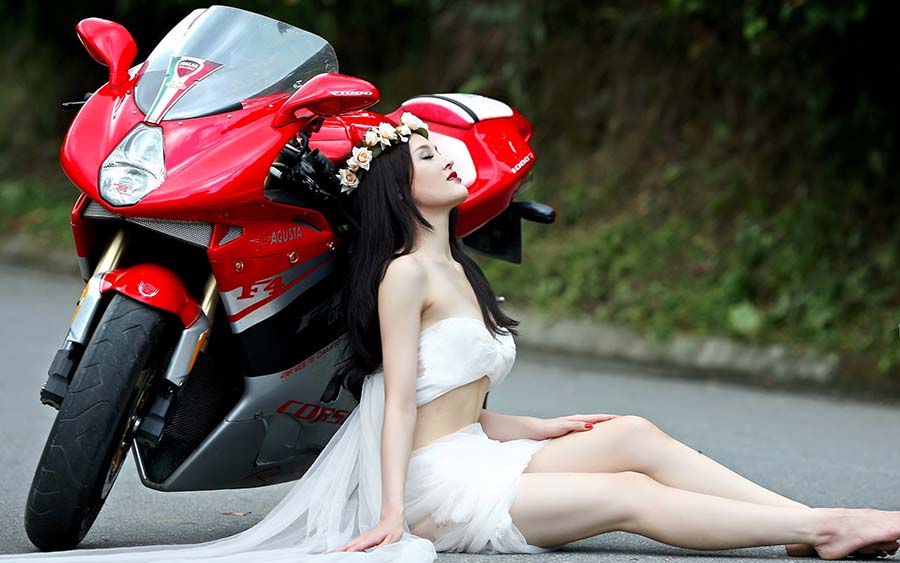 Beautiful girls and motorcycles in Quanzhou