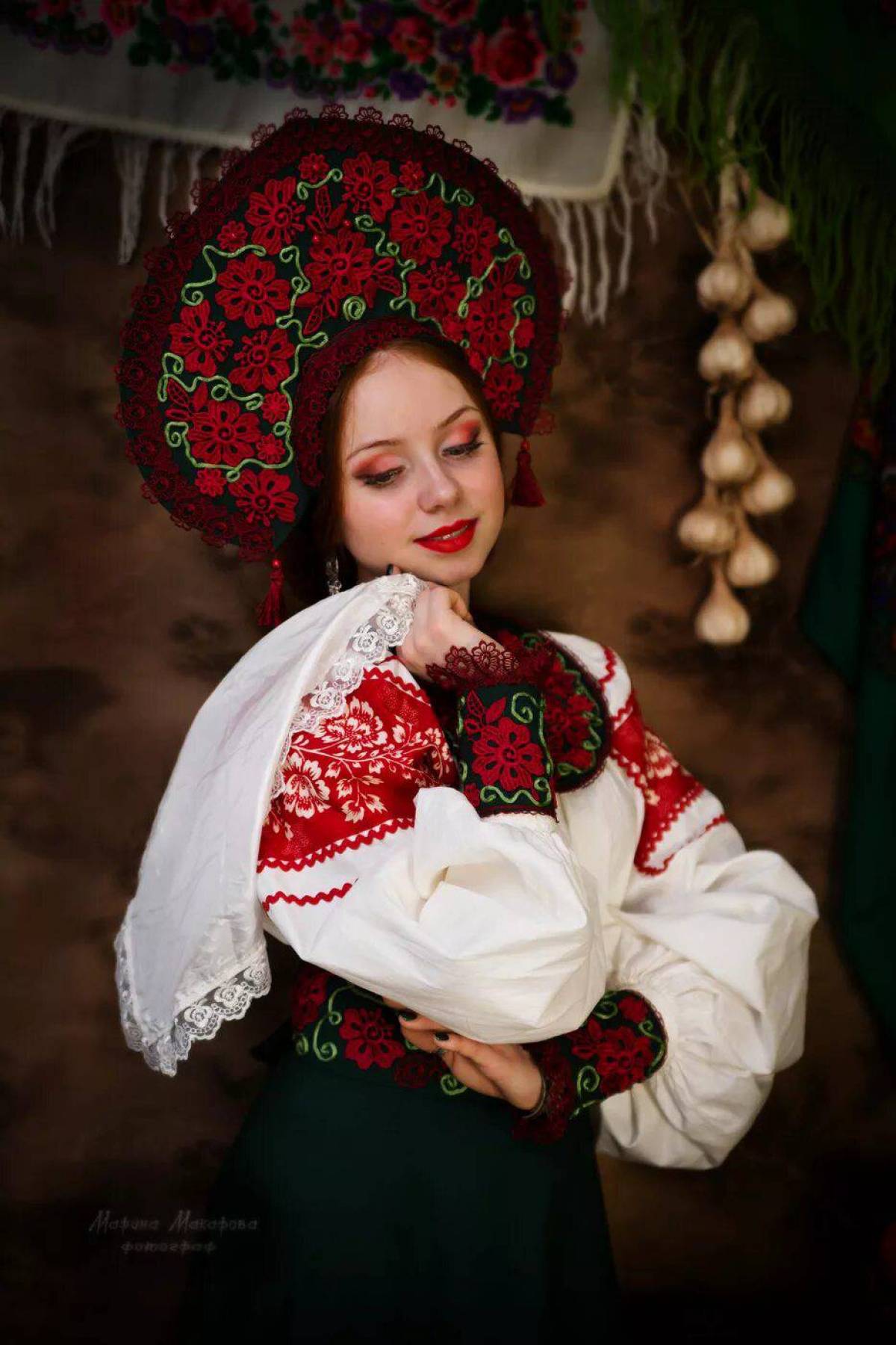 Women in Slavic costumes underwear in Quanzhou