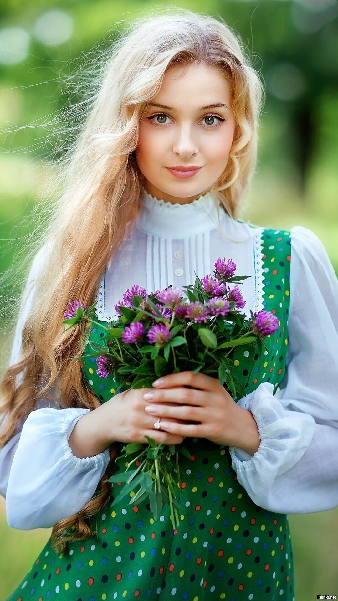 Girls in Slavic costumes in Quanzhou